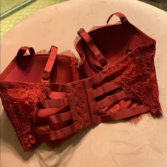VS SEXY RED 34DD NEVER WORN - Picture 2 of 2